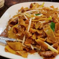 289 Beef Chow Ho Fun / 干炒牛河 · Beef, scallions, and bean sprouts sautéed in soy sauce, with flat wide rice noodles.