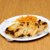 Pupusa Revuelta · Chicharrón, queso y frijoles. / Pupusa with pork, cheese and beans.