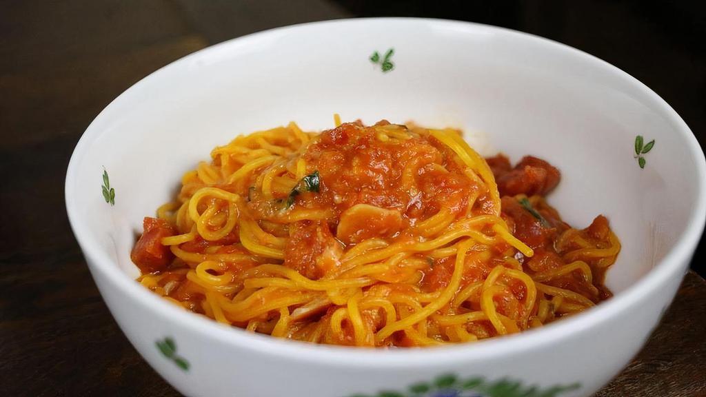 Spaghetti Pomodoro · pomodoro & basil