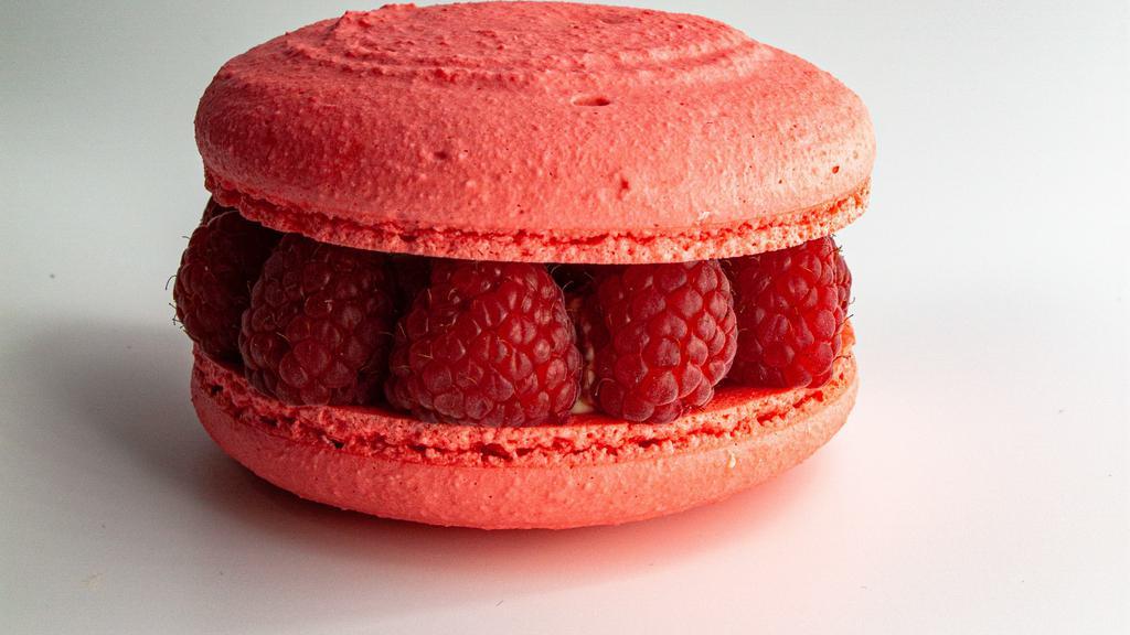 Ispahan · ALMOND BISCUIT, ROSE CREAM AND RASPBERRY.