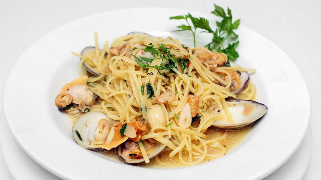 Linguini Alla Vongole · Linguini white clam sauce