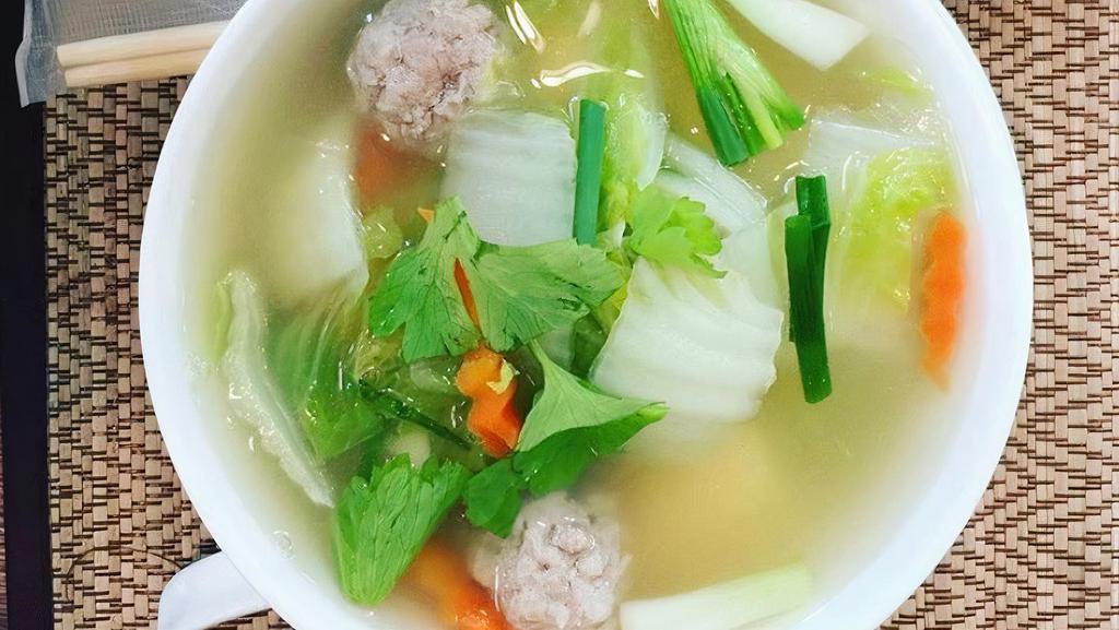 Gaeng Jeud · LONG RICE SOUP: Light chicken broth with long rice, cucumbers, onions, and celery. Garnished with green onions and cilantro.