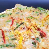 해물파전(Haemul Pajun) · Seafood pancake.
