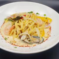 크림해물파스타(Seafood Cream Pasta) · seafood pasta w/cream sauce