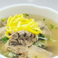 갈비탕 (Galbi Tang) · Clear boneless short rib soup.
