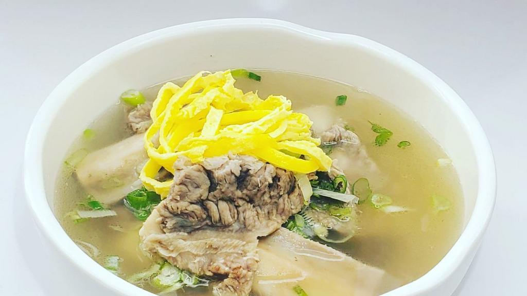 갈비탕 (Galbi Tang) · Clear boneless short rib soup.