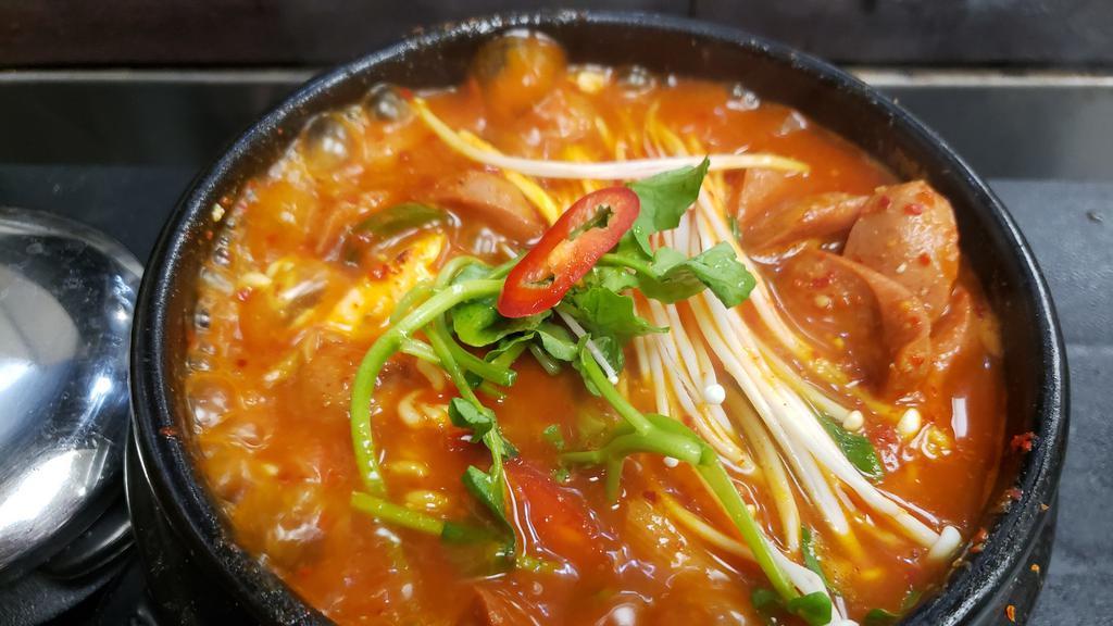 닭도리탕 (Dakdori Tang) · braised spicy cihicken soup