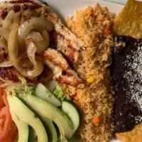 Pechuga De Pollo A La Parrilla / Grilled Chicken · Servidos con arroz y frijoles / with rice and beans