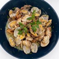 Vongole Positano · Mediterranean clams, garlic, white wine.