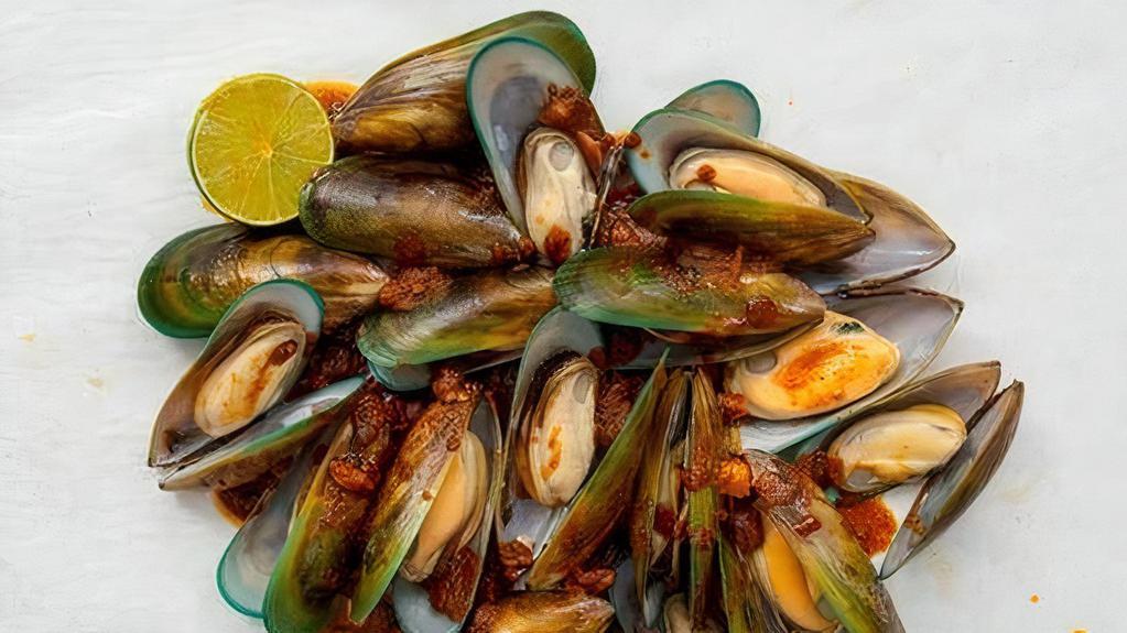Green Mussels 绿青口 1 Lb · Whole mussels from New Zealand.