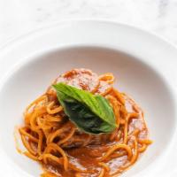 Spaghetti Con Pomarola · Egg pasta with tomato sauce.
