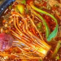 蕃茄牛三寶麵 · Tomato beef, tendon and tripe noodles soup.