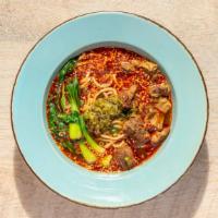 清燉牛腱麵 · Stewed beef noodles soup.