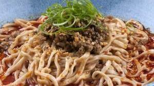 麻辣牛腱乾拌麵 · Noodles with beef and spicy sauce.