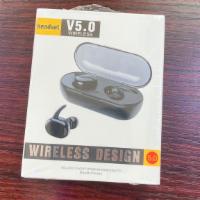 Wireless Headphone · Works with..
iPhone 
Samsung