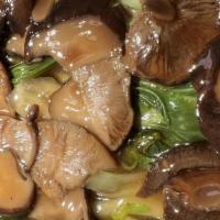 Bok Choy With Black Mushrooms / 冬菇菜心 · 