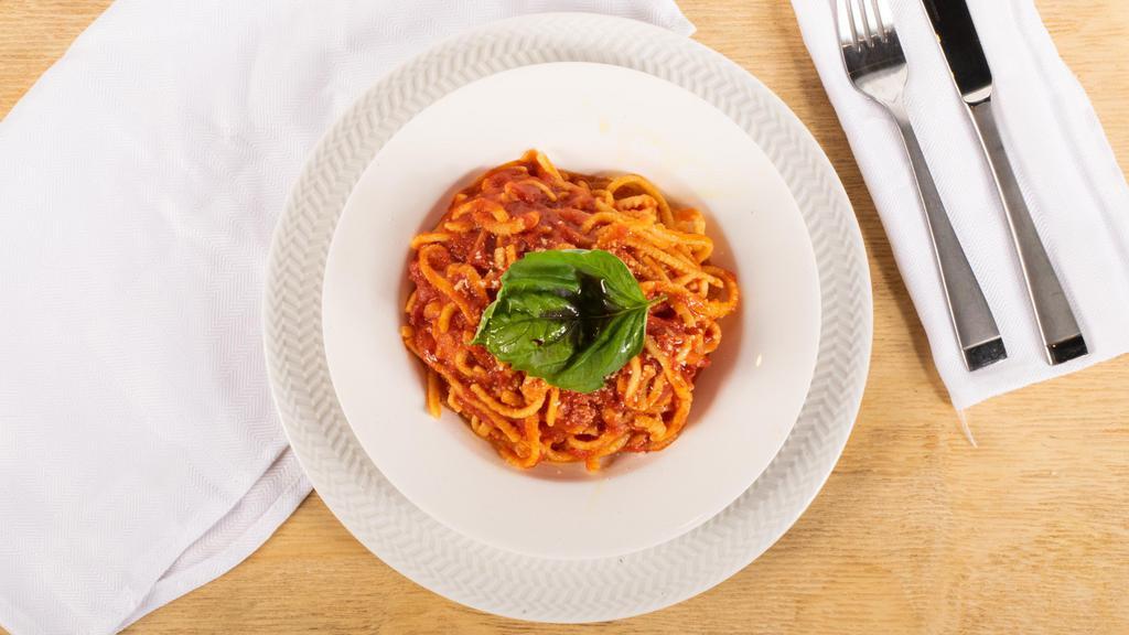 Pomodoro E Basilico · Tomato sauce, olive oil, onion, basil. Classico.