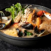 Mild Mixed Seafood Soup / 나가사키 짬뽕탕 · Mild assorted seafood soup.