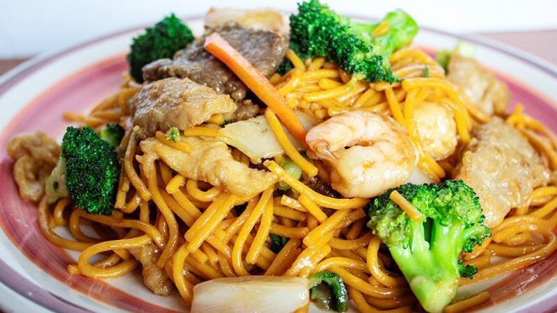 Chicken Lo Mein Combo Lunch · Served with egg roll.