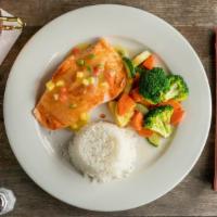 Salmon Al Mango · Fresh mango, green peppers, roasted red peppers, white wine served with rice.