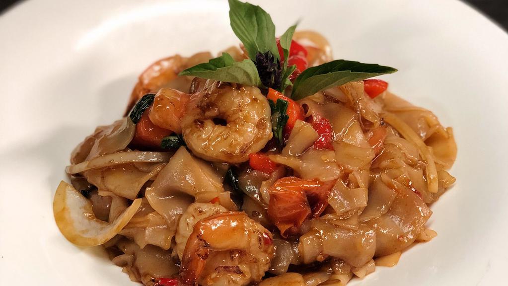 Pad Kee Mao Noodle (Spicy) · Drunken noodle. Flat rice noodles with bell peppers, tomatoes, onions and basil leaf in spicy sauce. Spicy.