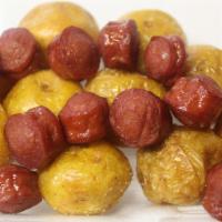 Salchicriolla · Papa criolla con perros calientes. / Creole potato with hot dogs.