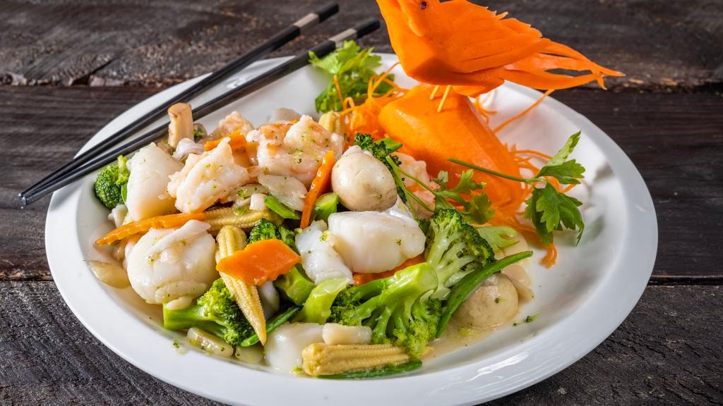 海鮮大會 / S11. Seafood Delight · Combination of seafood & vegetables in a white sauce.