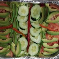 Bandeja Ensalada Con Aguacate/Salad W/Avocado Tray · Ensalada Lechuga, Tomate, Y Aguacate.
Lettuce, Tomato, & Avocado Salad