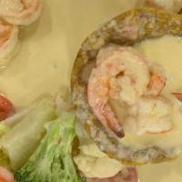 Mofongo De Camarones En Salsa Blanca · Mofongo with shrimp in white sauce.