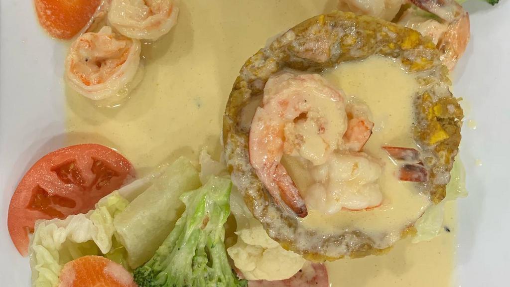 Mofongo De Camarones En Salsa Blanca · Mofongo with shrimp in white sauce.