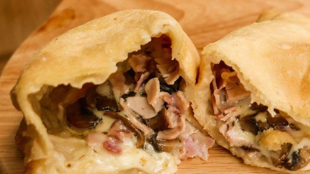 Truffle Ham Mushrooms · Mozzarella, truffle oil, cooked ham, champignon mushrooms.
