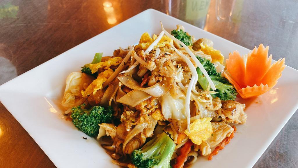 25) Pad See Ew · Stir fried wide rice noodle with broccoli, carrot, cabbage with Thai sweet soy sauce.