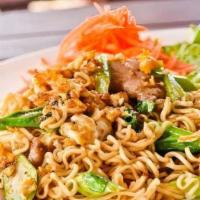 26) Pad Ma Ma · Thai chow mein noodle stir fried with egg, broccoli, bean sprouts, cabbage, celery and onion...