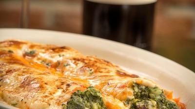 Canelones De Espinaca · Spinach cannelloni with a mixture of tomato and white sauce.