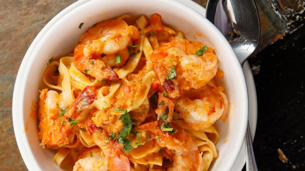 Linguini Con Camarones En Salsa De Tomate · Linguini with shrimp in tomato sauce.
