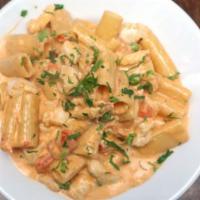 Penne Di Medici · Chicken, chopped tomatoes, peas, pink cream sauce.