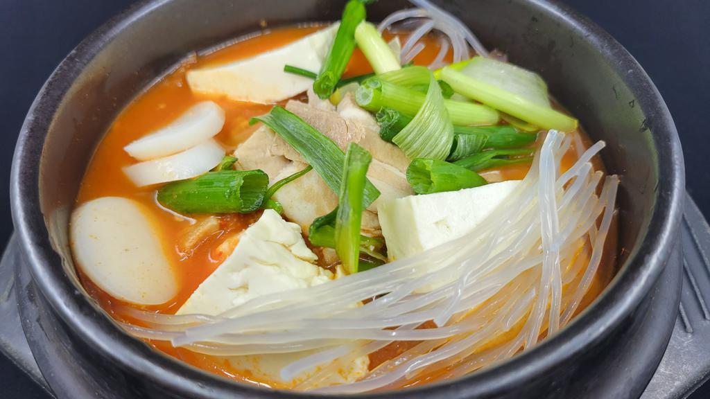 🌶️Spicy Kimchi Jjigae / 김치찌개 · Kimchi stew with choice of pork or cooked tuna, comes with rice and kimchi, spicy.🌶️