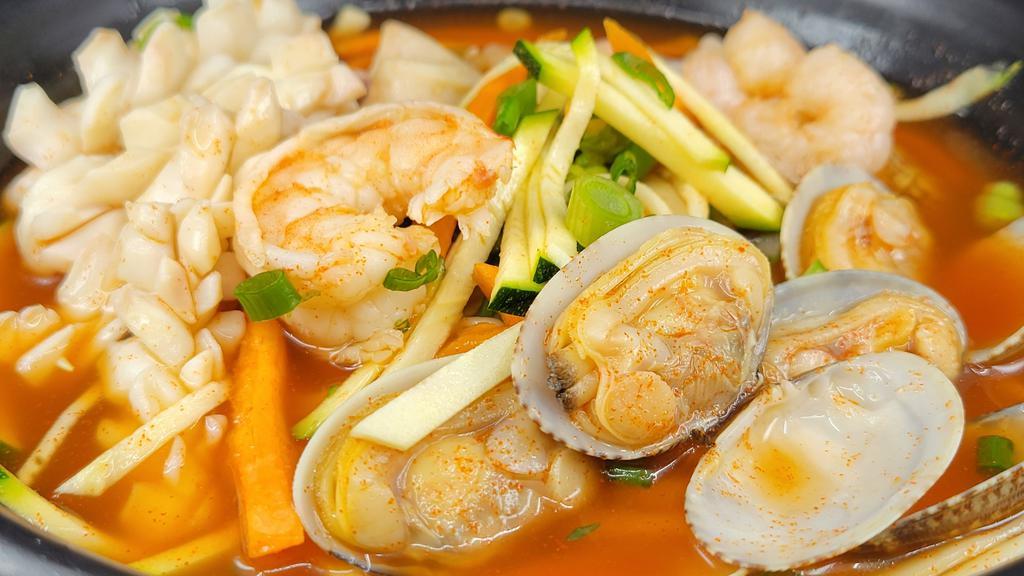 🌶️Spicy Seafood Chopped Noodle In Soup / 해물얼큰칼국수 · Seafood and Knife cut Noodle in Soup. Spicy.🌶️