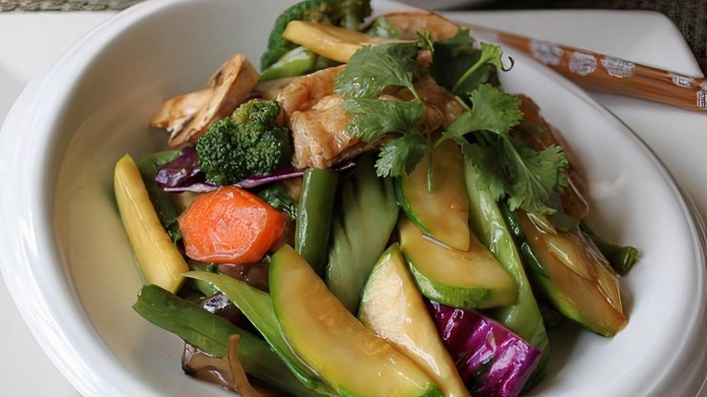Buddha'S Feast · Fried tofu, mushrooms, carrots, broccoli, cabbages, green beans, zucchini, and baby corn toss in our ginger soy sauce.