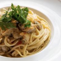 Linguine Alle Vongole · fresh Manila clams, garlic, Italian red peperoncino, fresh parsley, extra virgin olive oil