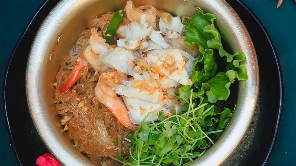 Woonsen Koong Pu · Pan fried bean noodles with shrimp, crab meat, ginger, celery, garlic and pepper in a pot served with green seafood sauce.