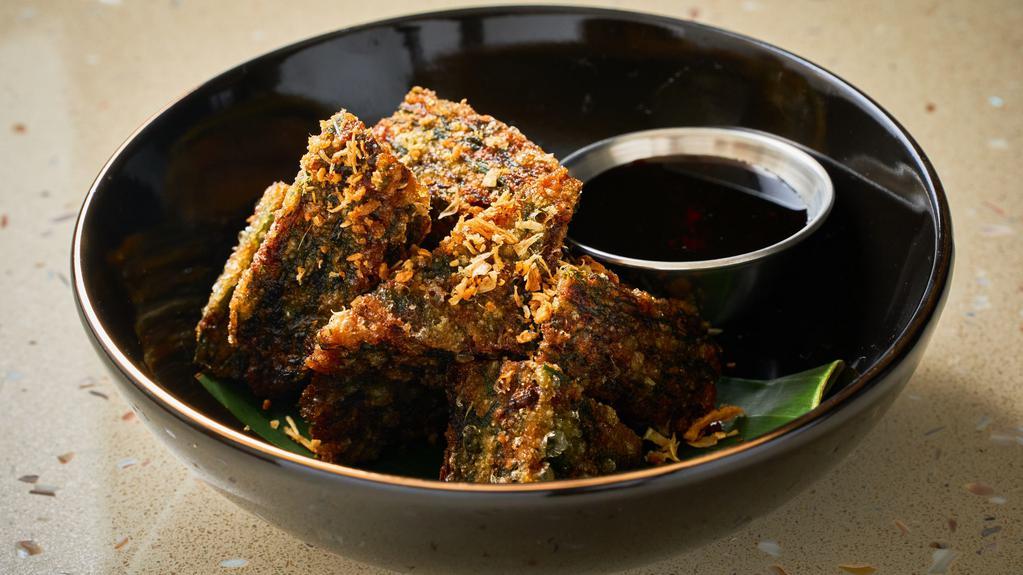 Gui Chai Tord · Vegetable dumpling : pan-fried chive cake with sweet soy sauce.