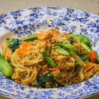 Guay Tiew Singapore · Wok-fried angle hair noodle with choice of meat, egg, mixed vegetable and yellow curry powder.
