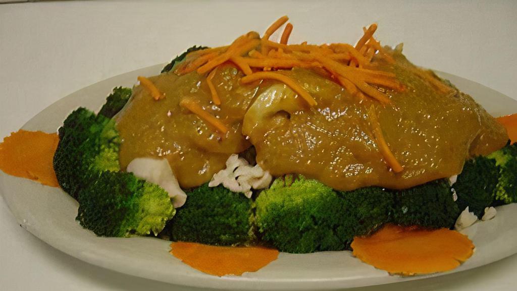 Pad Rama Peanut · served on a bed of  steamed vegetable and topped with peanut sauce.