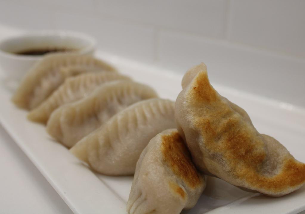水餃或鍋貼/Steamed Or Pan Fried Pork Dumplings (6 Pieces)/ · 
