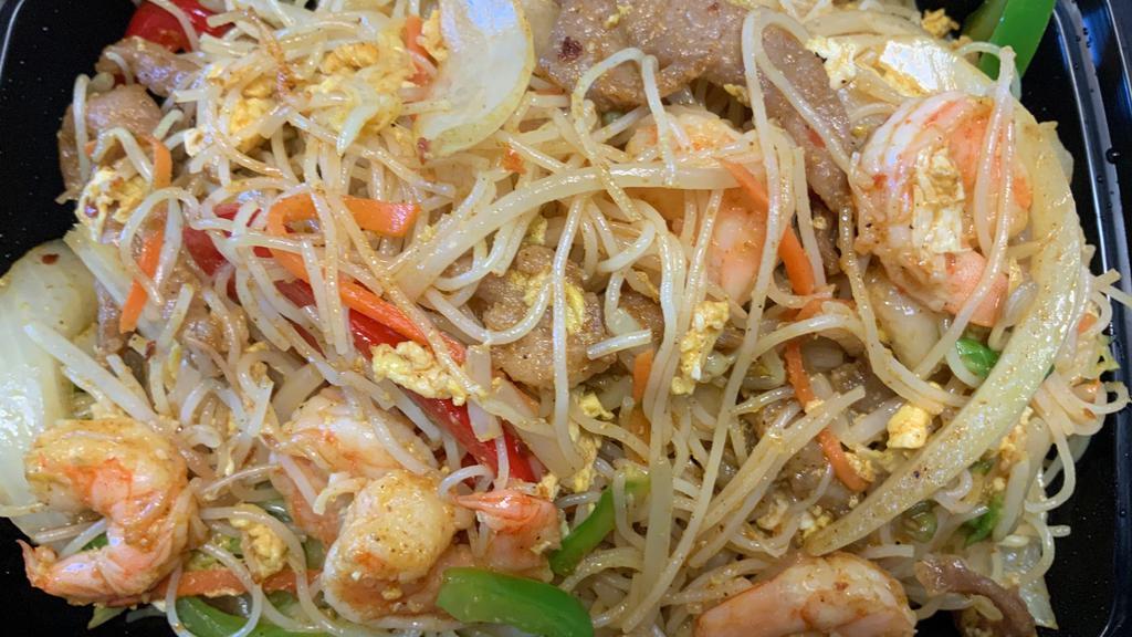 Singapore Chow Mein Fun · Pork, Chicken, & Shrimp with Curry Seasoning.