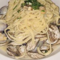 Linguine Alle Vongole Veraci E Fermentino · White wine, manila clams and garlic
