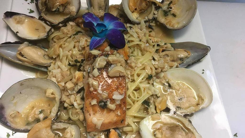 Seafood Combo Special · Marinara sauce, shrimp, clams, calamari, scungilli, chopped clams, mussels. With Salad & choice of garlic bread or regular bread.