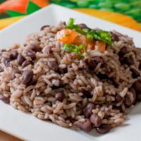Moros Y Cristianos Plato · Black beans with white rice.