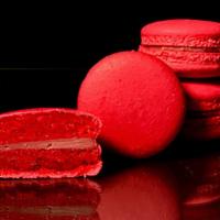 Macaron Raspberry · Chicken egg, almond, sugar, raspberry, chocolate, and sugar.